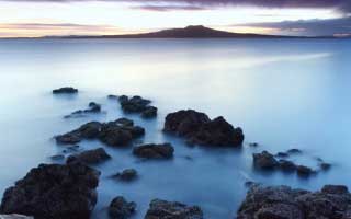 如何通过量化投资策略提高加密货币交易的收益？